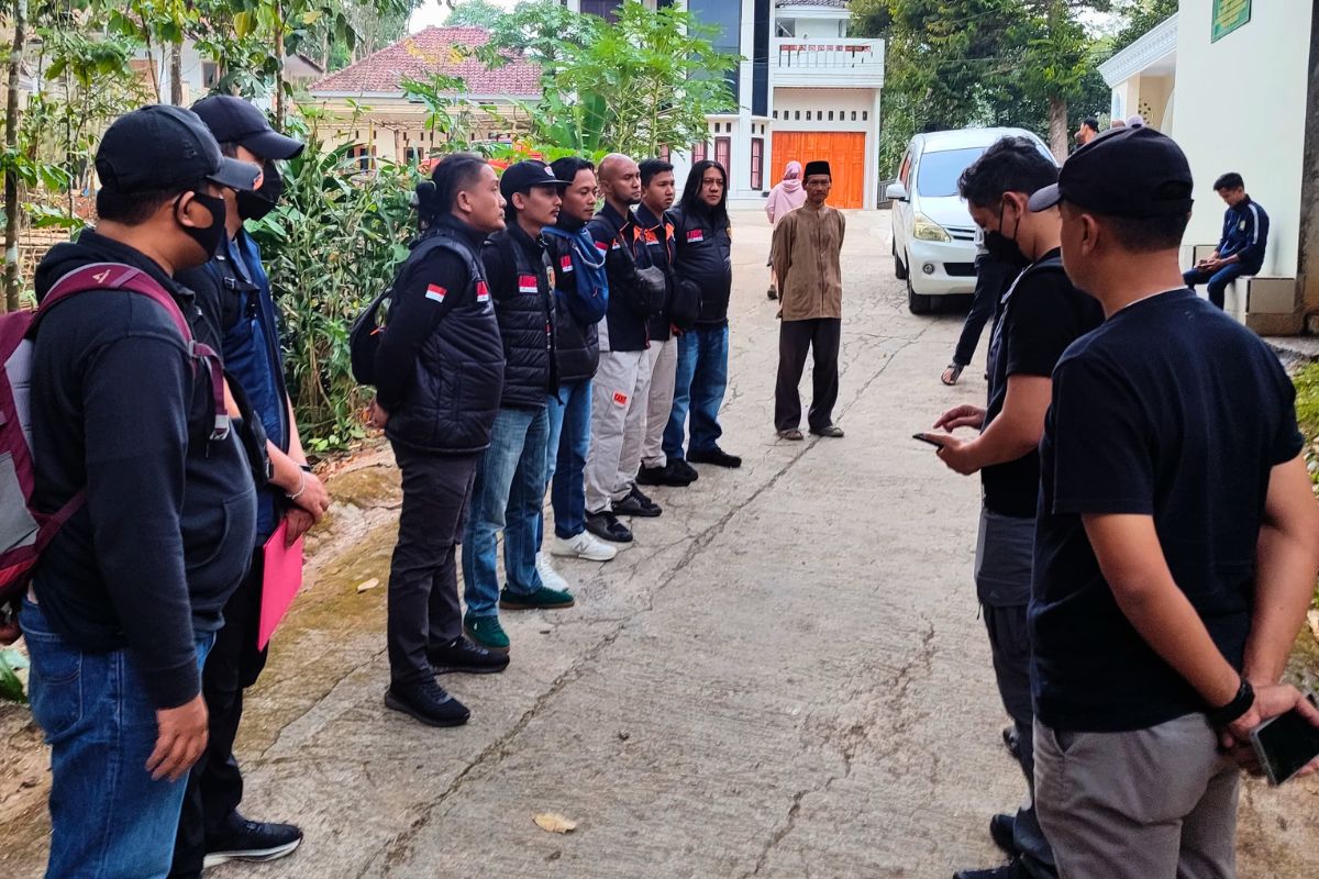 Petugas Densus 88 Antiteror Mabes Polri dibantu Satreskrim Polres Ciamis saat melakukan penindakan terhadap seorang pria berinisial AR, Selasa (21/7/2026). Shotlist.id/Foto: Yosep Trisna