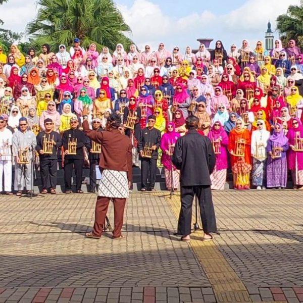 Ratusan Nada Angklung Mengalun Meriah di Alun-Alun Ciamis