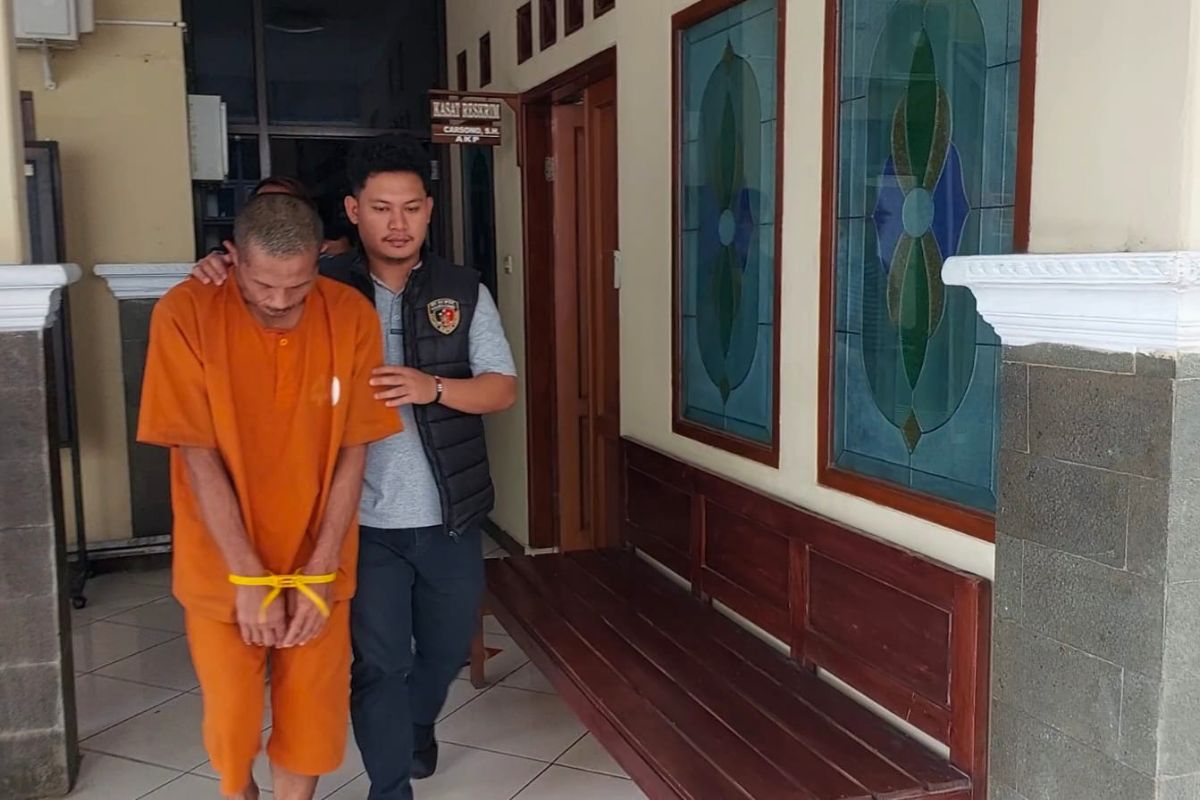 H, ayah tiri bejat asal Banjaranyar Ciamis dibekuk Satreskrim Polres Ciamis atas dugaan persetubuhan terhadap anak tirinya yang masih di bawah umur, Rabu (22/7/2026). Shotlist.id/Foto: Agus Berrie