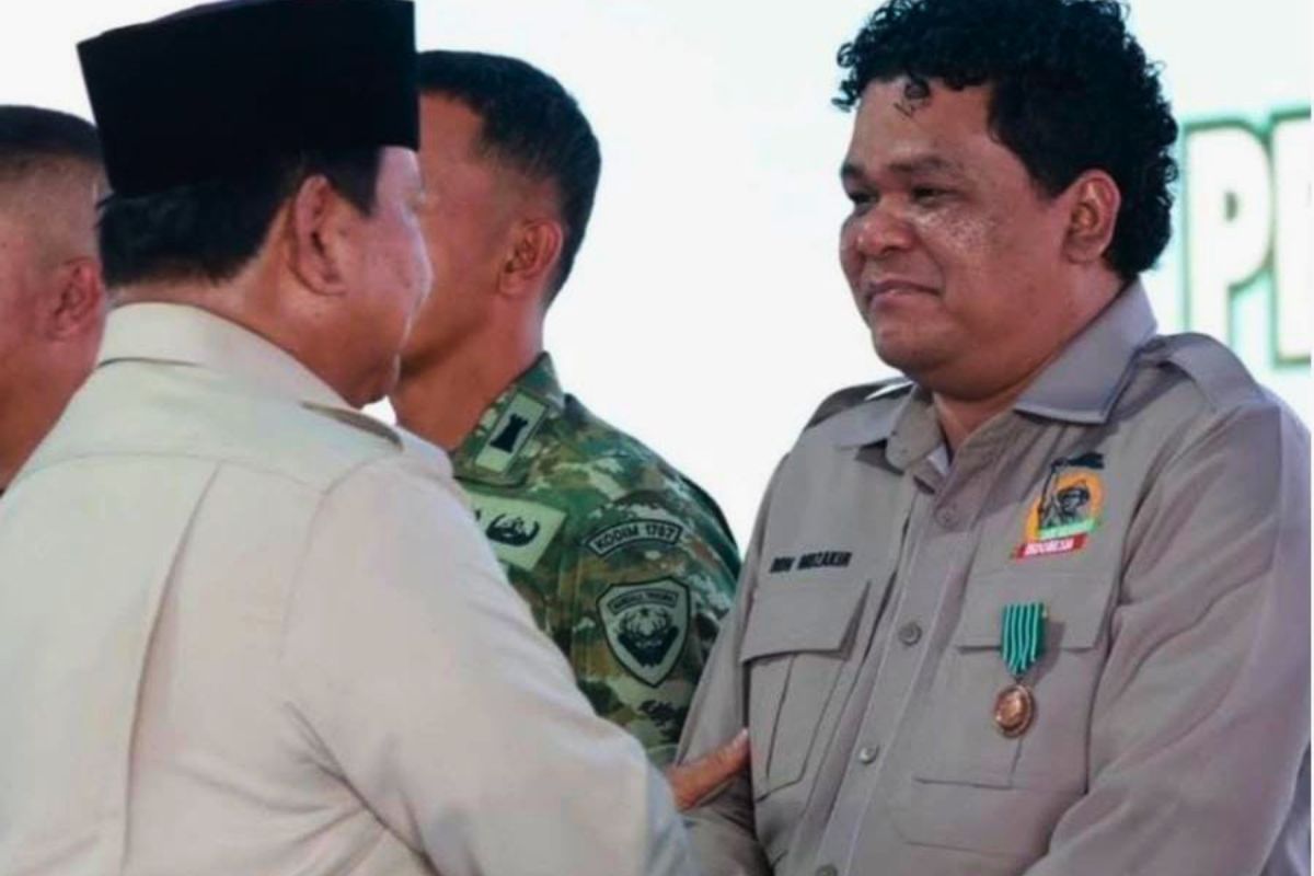 Don Muzakir saat menerima Satya Lencana Pertanian dari Presiden Prabowo Subianto dalam momentum panen raya di Karawang, Jawa Barat. Shotlist.id/Foto:Istimewa