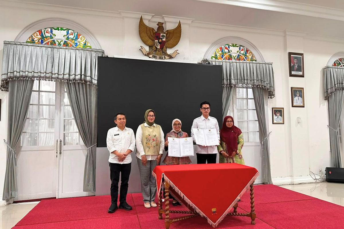 Kepala OJK Tasikmalaya bersama Pemerintah Kabupaten Sumedang memperkuat implementasi Program Satu Rekening Satu Pelajar (KEJAR) untuk meningkatkan literasi dan inklusi keuangan pelajar, Jumat (24/7/2026). Shotlist.id/Foto: Dok. OJK Tasikmalaya