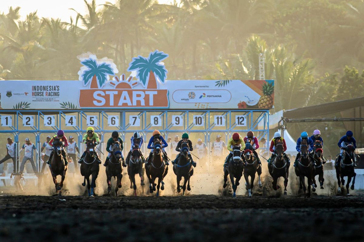 Suasana Indonesia Derby 2026 di Gelanggang Pacuan Kuda Legok Jawa, Pangandaran, yang dihadiri lebih dari 24.000 penonton. Kontingen Sulawesi Utara keluar sebagai juara umum Kejurnas Seri I, Minggu (26/7/2026). Shotlist.id/Foto: Sarga.co
