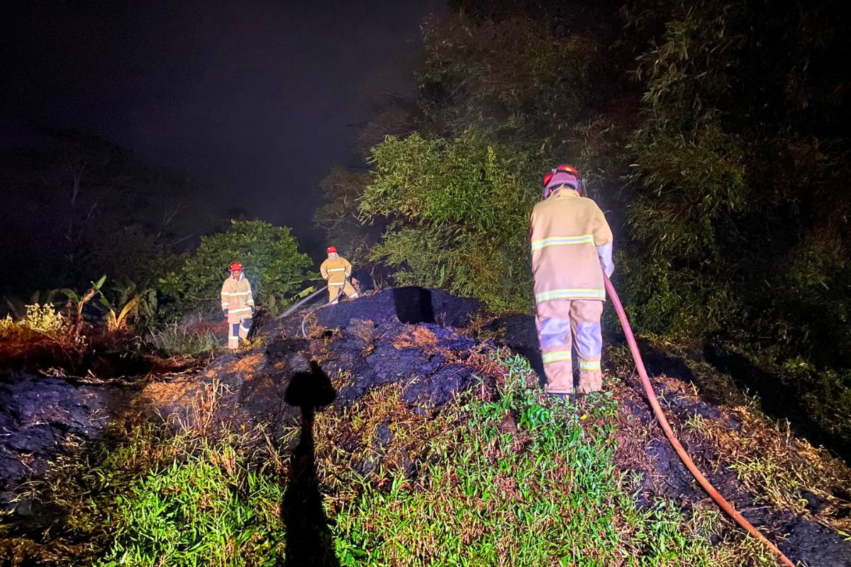 Petugas Pos WMK Banjarsari melakukan pemadaman tumpukan limbah sabut kelapa yang terbakar di Dusun Kertajaga, Desa Sukajaya, Kecamatan Pamarican, Kabupaten Ciamis, Minggu (26/7/2026) malam. Respons cepat petugas mencegah api meluas ke area sekitar. Shotlist.id/Foto: Istimewa