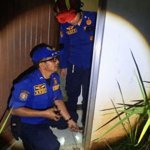 Damkar Ciamis Bantu Warga Atasi Pintu Rumah yang Tak Bisa Dikunci