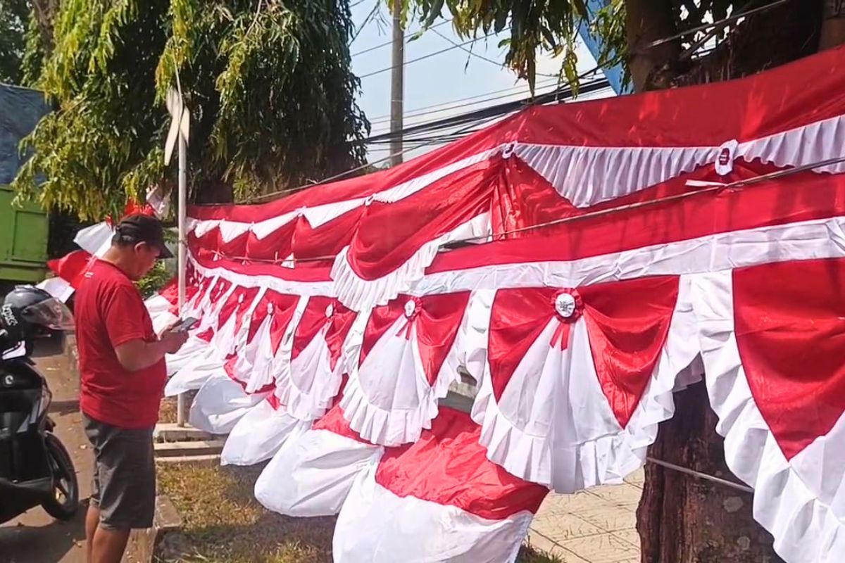 Deretan bendera merah putih dan aneka atribut kemerdekaan di Jalan Mr. Iwa Kusumasumantri, Ciamis, menjelang peringatan HUT ke-81 Republik Indonesia, Selasa (28/7/2026). Shotlist.id/Foto: YT