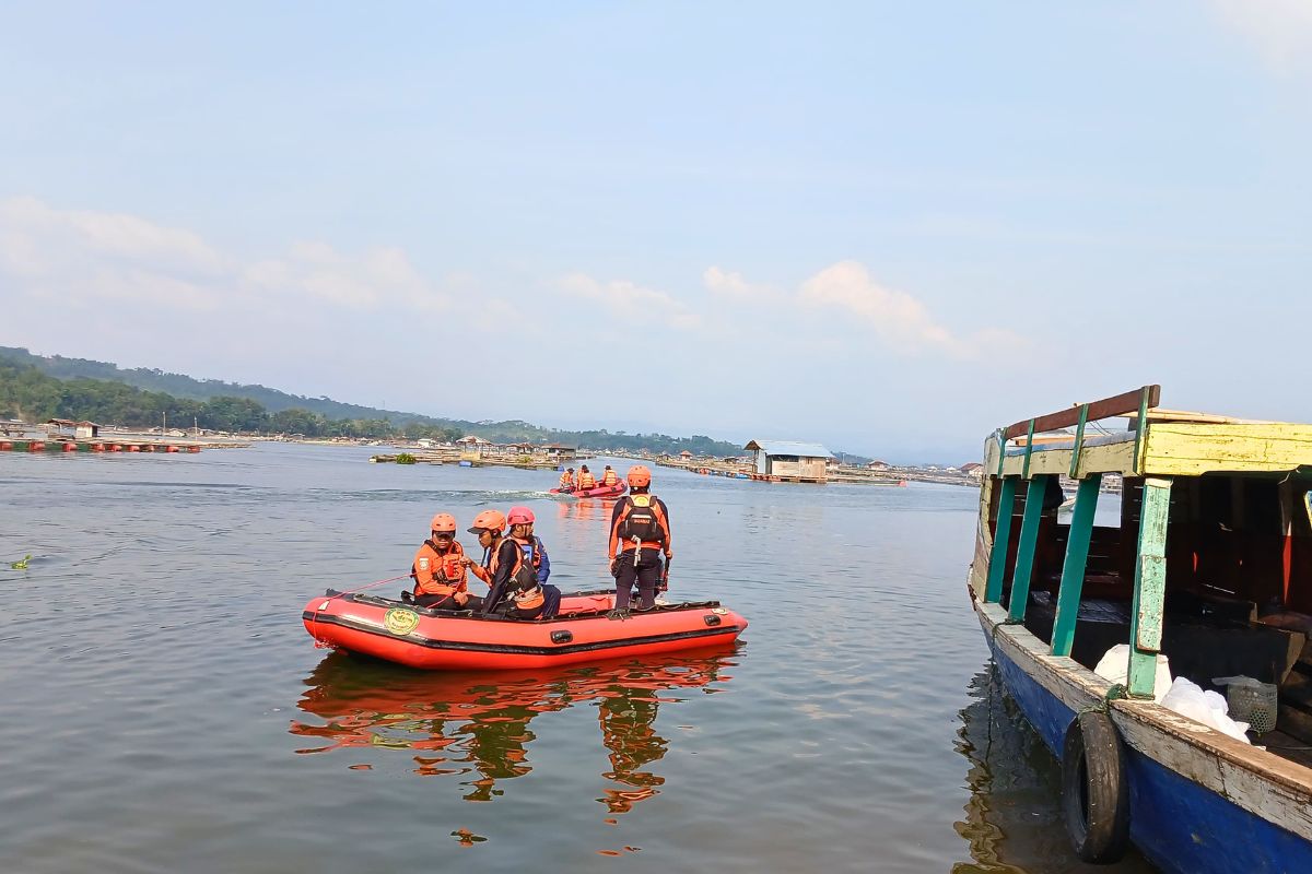 Tim SAR gabungan melakukan operasi pencarian terhadap seorang pedagang perahu yang diduga tenggelam di perairan Waduk Cirata, Desa Cijambu, Kecamatan Maniis, Kabupaten Purwakarta, Selasa (28/7/2026). Shotlist.id/Foto: Istimewa