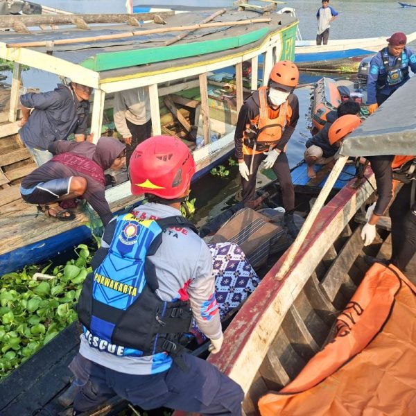 Tim SAR Gabungan mengevakuasi korban tenggelam di Waduk Cirata, Desa Cijambu, Kecamatan Maniis, Kabupaten Purwakarta, Rabu (29/7/2026). Korban ditemukan meninggal dunia sekitar 300 meter dari lokasi kejadian, sehingga operasi SAR resmi ditutup. Shotlist.id/Foto: Istimewa