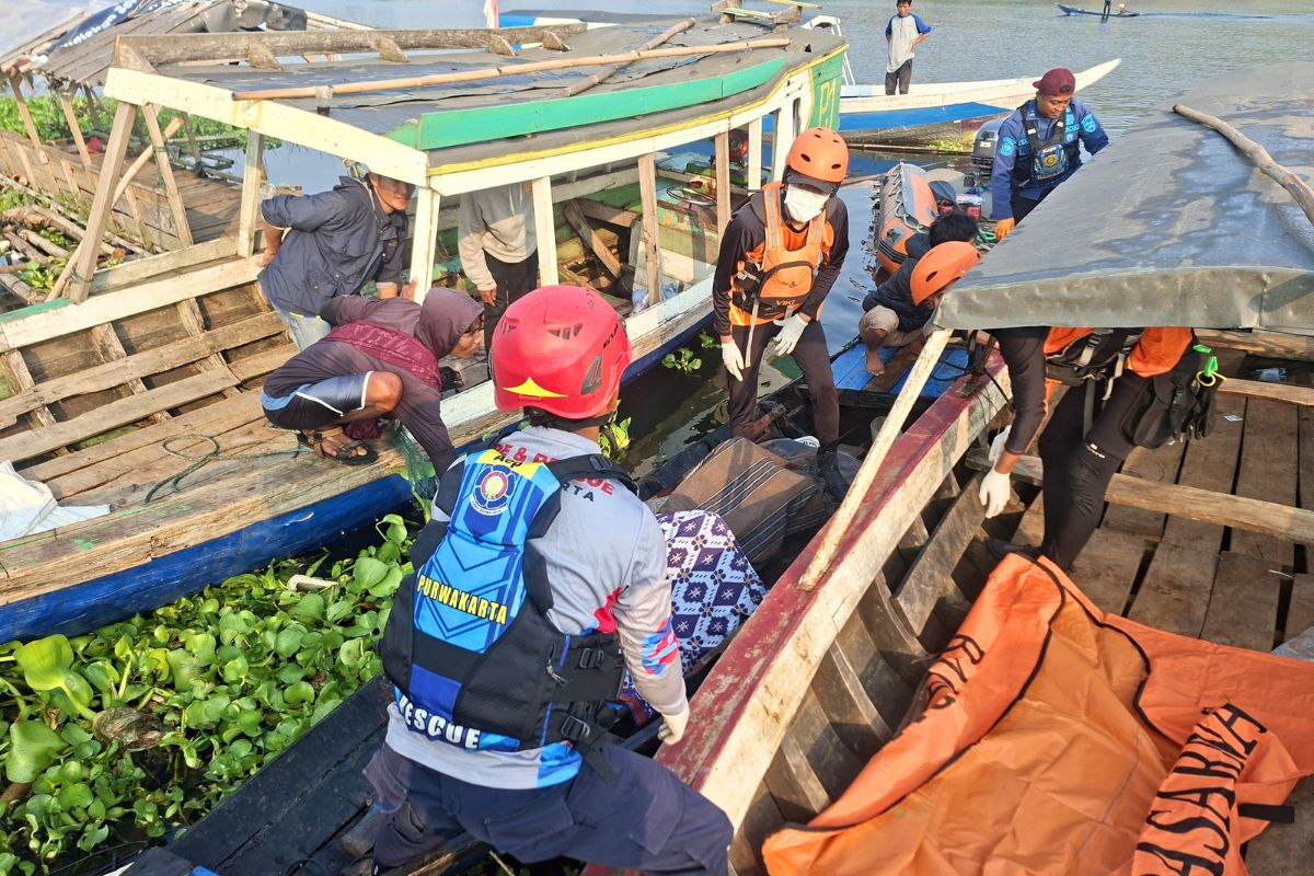 Tim SAR Gabungan mengevakuasi korban tenggelam di Waduk Cirata, Desa Cijambu, Kecamatan Maniis, Kabupaten Purwakarta, Rabu (29/7/2026). Korban ditemukan meninggal dunia sekitar 300 meter dari lokasi kejadian, sehingga operasi SAR resmi ditutup. Shotlist.id/Foto: Istimewa