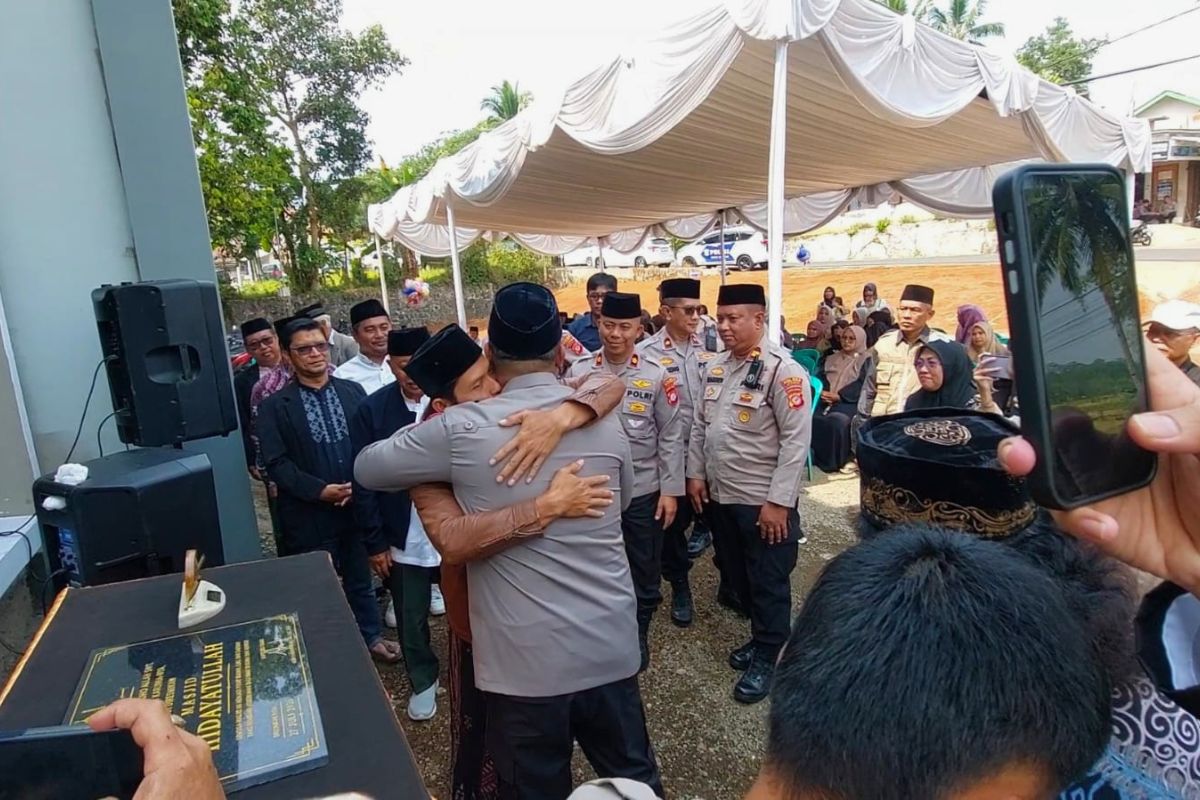 AKBP H. Hidayatullah meresmikan Masjid Hidayatullah di Dusun Jalatrang, Desa Cimari, Kecamatan Cikoneng, Kabupaten Ciamis, Kamis (30/7/2026). Shotlist.id/Foto: YT