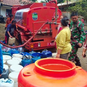 Kodim 0613/Ciamis dan BPBD Salurkan Air Bersih untuk Warga Panawangan yang Terdampak Kemarau