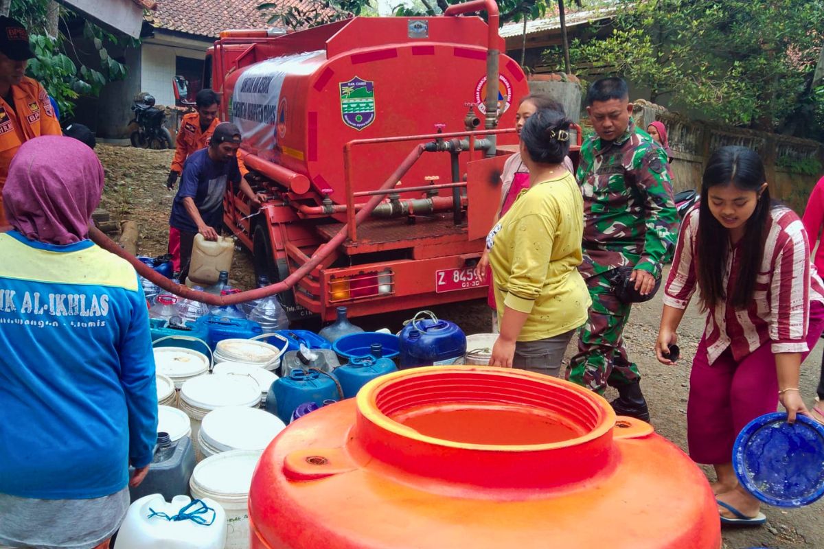 Personel Kodim 0613/Ciamis bersama BPBD Kabupaten Ciamis mendistribusikan bantuan air bersih kepada warga Desa Kertajaya, Kecamatan Panawangan, yang mengalami kesulitan air akibat musim kemarau berkepanjangan, Kamis (30/7/2026). Shotlist.id/Foto: YT