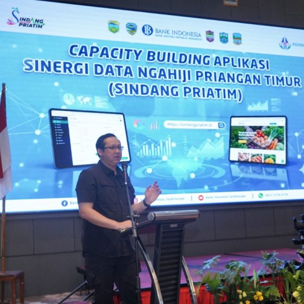 Deputi Kepala Perwakilan Bank Indonesia Tasikmalaya, Azhar Livaldy Setyawigoena, bersama perwakilan pemerintah daerah meluncurkan pengembangan SINDANG PRIATIM berbasis kecerdasan buatan (AI) untuk memperkuat pengendalian inflasi di wilayah Priangan Timur, Kamis (30/7/2026). Shotlist.id/Foto: Dok. Humas BI Tasikmalaya