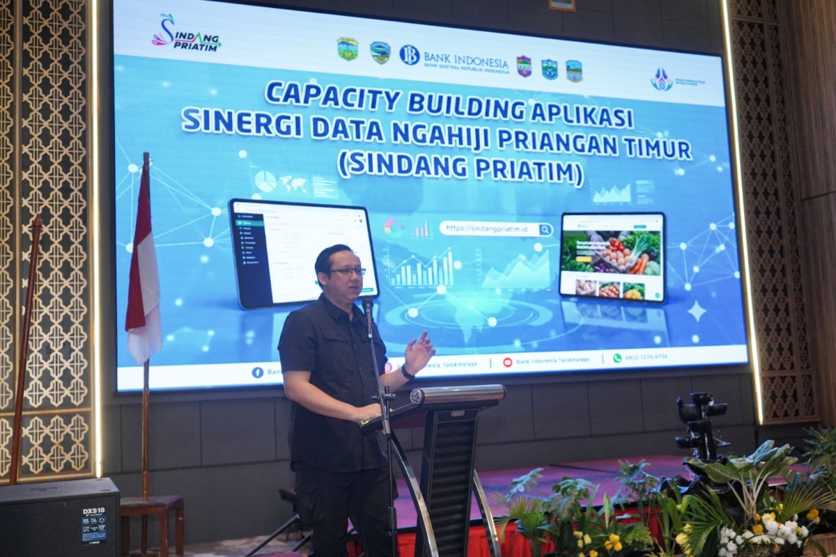 Deputi Kepala Perwakilan Bank Indonesia Tasikmalaya, Azhar Livaldy Setyawigoena, bersama perwakilan pemerintah daerah meluncurkan pengembangan SINDANG PRIATIM berbasis kecerdasan buatan (AI) untuk memperkuat pengendalian inflasi di wilayah Priangan Timur, Kamis (30/7/2026). Shotlist.id/Foto: Dok. Humas BI Tasikmalaya