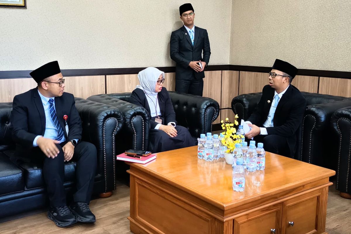 Kepala OJK Tasikmalaya, Nofa Hermawati, bersama Pemerintah Kota Tasikmalaya meluncurkan Program Tasikmalaya CAANG sebagai gerakan kolaboratif meningkatkan literasi keuangan masyarakat. Shotlist.id/Foto: Istimewa