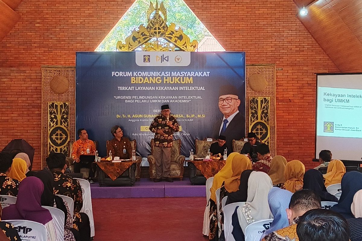 Anggota Komisi XIII DPR RI, Agun Gunandjar Sudarsa, menyampaikan materi tentang pentingnya perlindungan hak kekayaan intelektual bagi pelaku UMKM dan akademisi di Pendopo Wretikendayun, Ciamis, Jumat (10/7/2026). Shotlist.id/Foto: Yosep Trisna