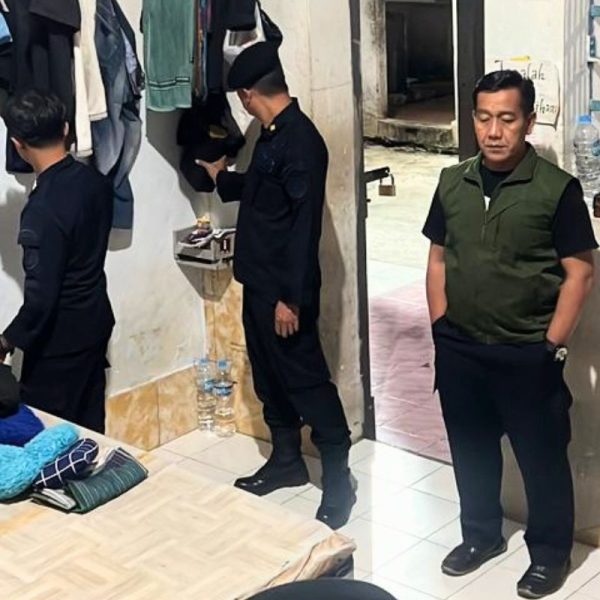Kepala Lapas Kelas IIB Ciamis, Supriyanto, memimpin razia rutin kamar hunian dan tes urine acak sebagai langkah memperkuat deteksi dini serta menjaga lapas tetap aman dan bebas narkoba. Foto: Yosep Trisna