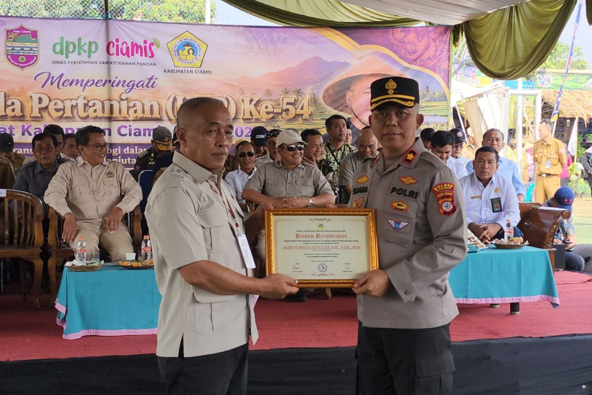 Wakapolres Ciamis Kompol Sujana menerima penghargaan dari KTNA mewakili Kapolres AKBP H. Hidayatullah pada pembukaan Hari Krida Pertanian ke-54 Kabupaten Ciamis, Senin (13/72026). Shotlist.id/Foto:Yosep Trisna