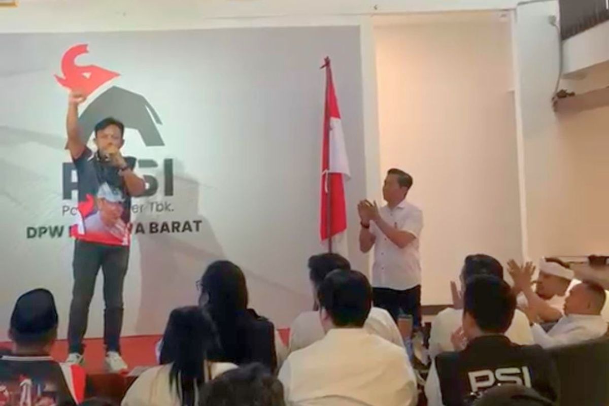 Ketua DPD PSI Kabupaten Ciamis Yuda Pratama bersama jajaran pengurus usai mengikuti rapat koordinasi DPW dan DPD PSI Jawa Barat sebagai langkah awal konsolidasi menuju Pemilu 2029, Minggu (12/7/2029). Shotlist.id/Foto: Istimewa