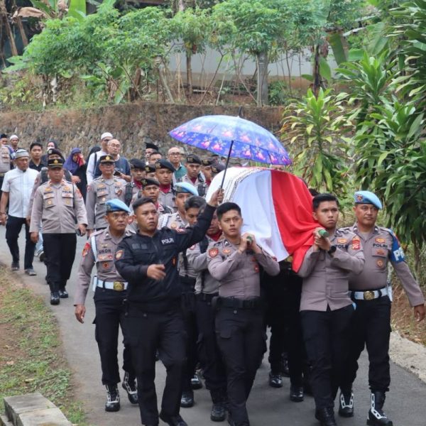 Polres Ciamis Beri Penghormatan Terakhir kepada Aipda Dadi Herdiana Lewat Upacara Pemakaman Kedinasan
