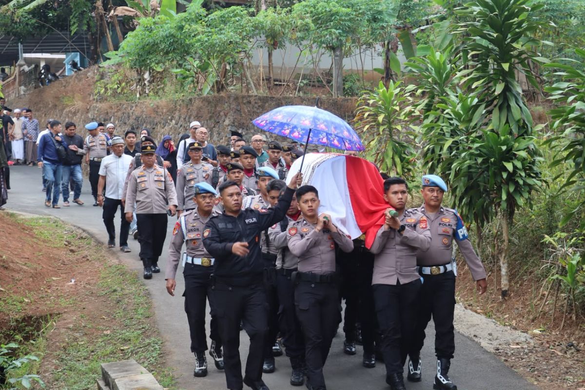Upacara pemakaman kedinasan Aipda Dadi Herdiana di Desa Nasol, Kecamatan Cikoneng, sebagai penghormatan atas pengabdian almarhum kepada Polri, Rabu (15/7/2026). Shotlist.id/Foto: Yosep Trisna