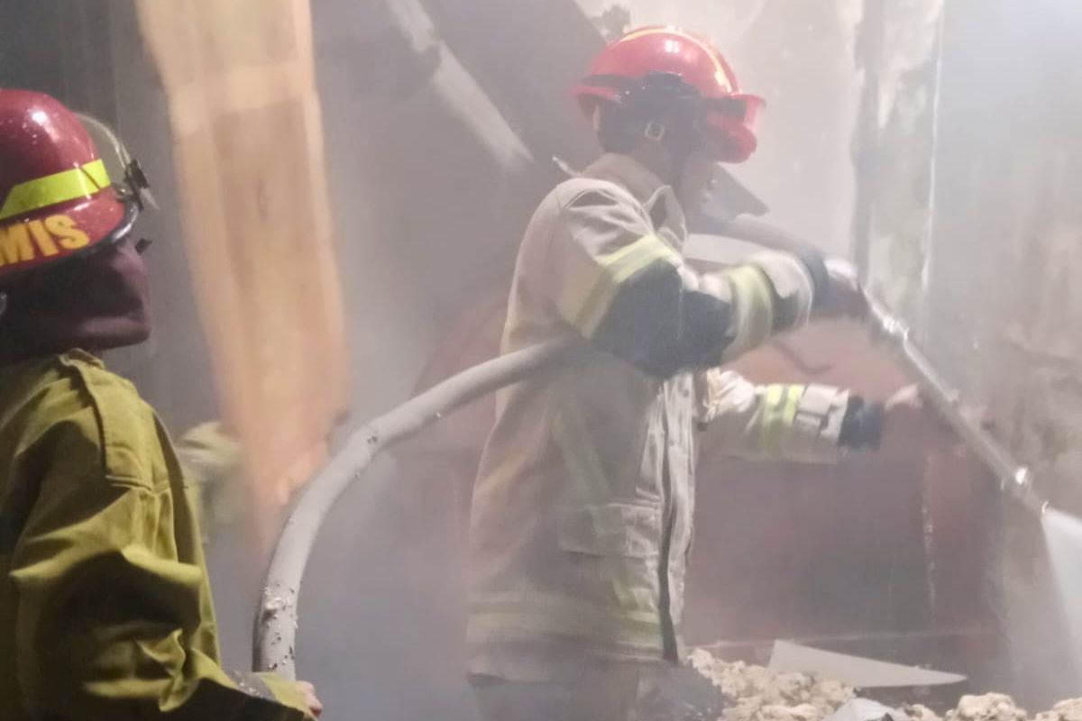 Petugas UPTD Damkar Ciamis melakukan pendinginan usai memadamkan kebakaran yang menghanguskan satu kamar rumah di Lingkungan Yudanagara, Kelurahan Sindangrasa, Rabu (15/7/2026). Shotlist.id/Foto: Istimewa