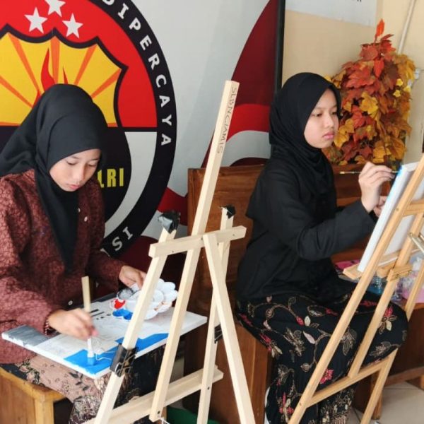 Dua Siswa Difabel Ciamis Tunjukkan Karya di Lomba Melukis Tingkat Nasional Polri