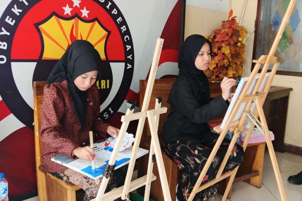 Dua siswa SLBN Ciamis mengikuti lomba melukis tingkat Mabes Polri di halaman Mapolres Ciamis dalam rangka HUT Bhayangkara ke-80, Kamis (16/7/2026). Shotlist.id/Foto: Yosep Trisna