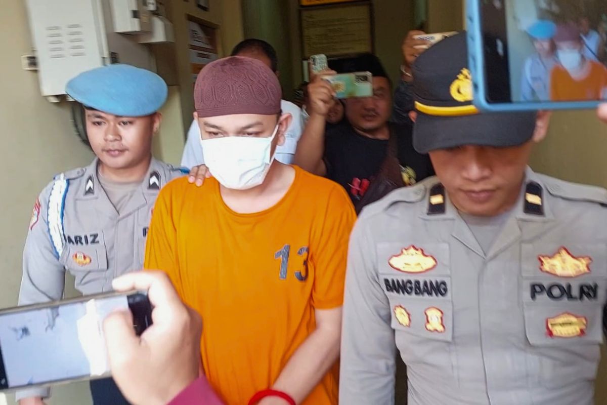Anggota DPRD Kota Banjar berinisial ARM ditangkap Polres Banjar usai menjadi DPO kasus dugaan penipuan dan penggelapan Rp243,1 juta bermodus program MBG. Shotlist.id/Foto: Yosep Trisna
