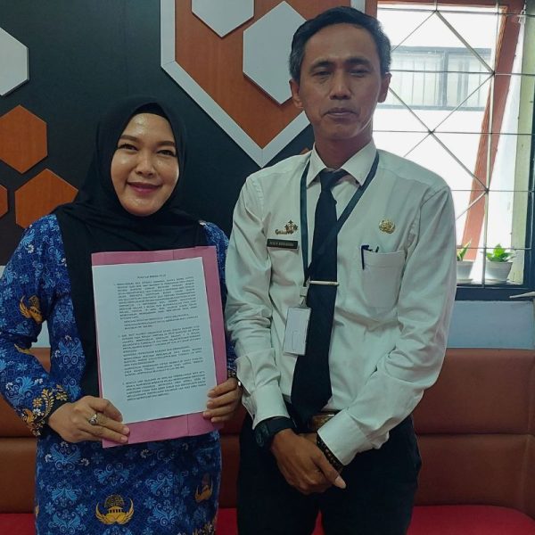 Kabag Hukum Setda Kabupaten Ciamis, Deden Nurhadana, menjelaskan putusan PTTUN Jakarta yang menguatkan SK Bupati Ciamis terkait pemberhentian mantan Kepala Desa Cicapar, Jumat (17/7/2026). Shotlist.id/Foto: Yosep Trisna