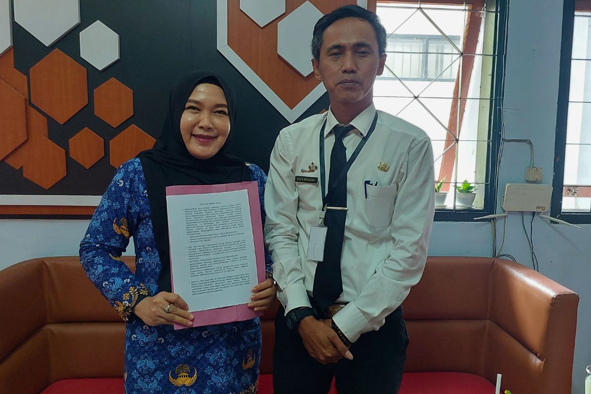 Kabag Hukum Setda Kabupaten Ciamis, Deden Nurhadana, menjelaskan putusan PTTUN Jakarta yang menguatkan SK Bupati Ciamis terkait pemberhentian mantan Kepala Desa Cicapar, Jumat (17/7/2026). Shotlist.id/Foto: Yosep Trisna