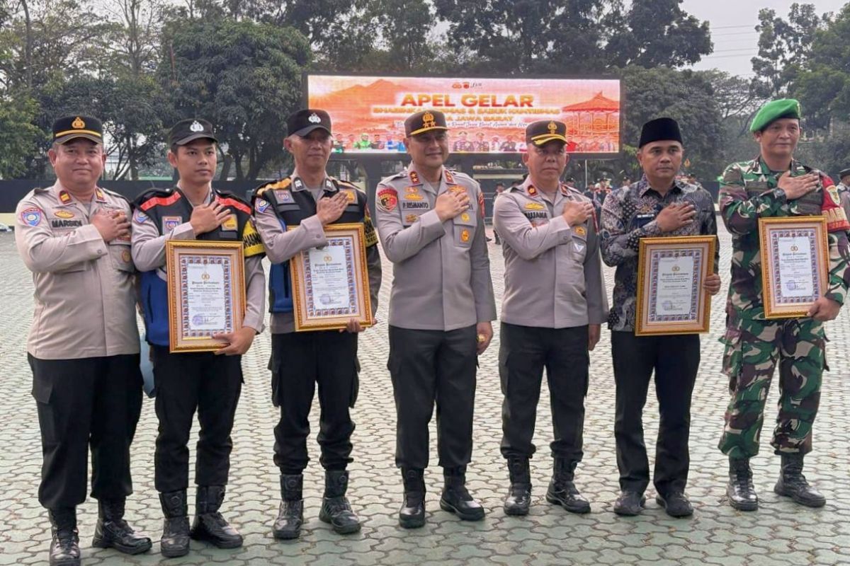 Polres Ciamis mencetak sejarah dengan meraih tiga penghargaan bergengsi pada Apel Gelar Bhabinkamtibmas dan Sabuk Kamtibmas Polda Jawa Barat 2026, Jumat (17/7/2026). Shotlist.id/Foto: Istimewa