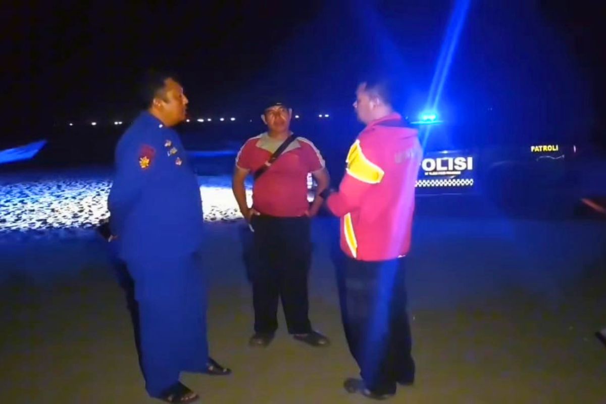 Tim SAR gabungan melakukan pencarian terhadap seorang wisatawan asal Bandung yang hilang setelah terseret ombak di Pantai Barat Pangandaran, Jumat (17/7/2026). Shotlist.id/Foto: Yosep Trisna