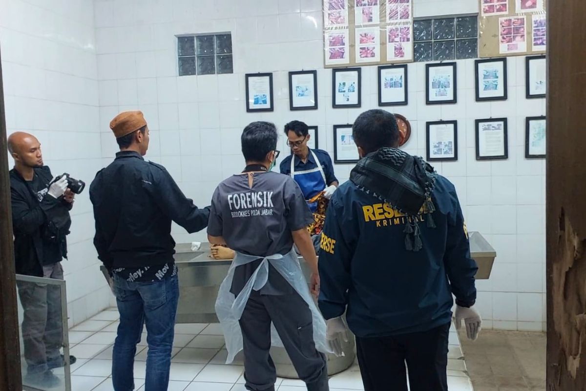 Polres Ciamis menyelidiki kematian seorang pasien di balai pengobatan alternatif. Polisi menggelar prarekonstruksi, memeriksa pengelola, dan menunggu hasil autopsi, Jumat (17/7/2026). Shotlist.id/Foto: Yosep Trisna