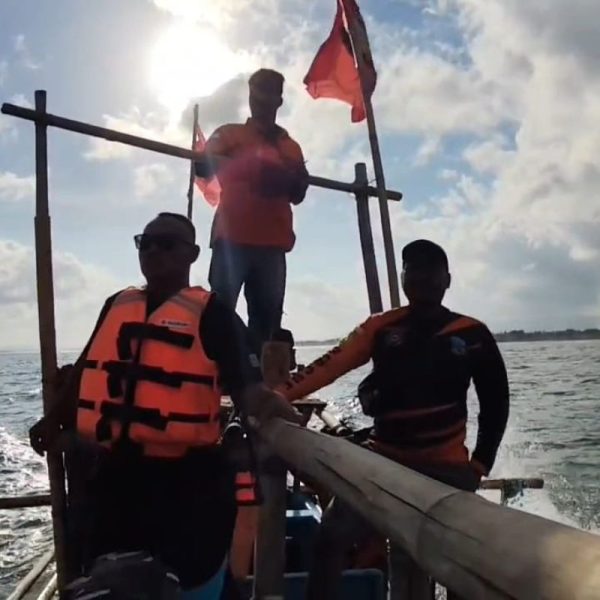 Tim SAR Gabungan melakukan penyisiran darat dan laut pada hari ketiga pencarian wisatawan yang hilang setelah terseret ombak di Pantai Barat Pangandaran, Minggu (19/7/2026). Shotlist.id/Foto: Yosep Trisna