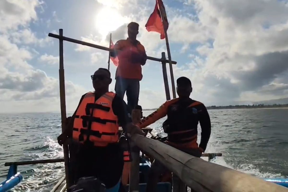 Tim SAR Gabungan melakukan penyisiran darat dan laut pada hari ketiga pencarian wisatawan yang hilang setelah terseret ombak di Pantai Barat Pangandaran, Minggu (19/7/2026). Shotlist.id/Foto: Yosep Trisna