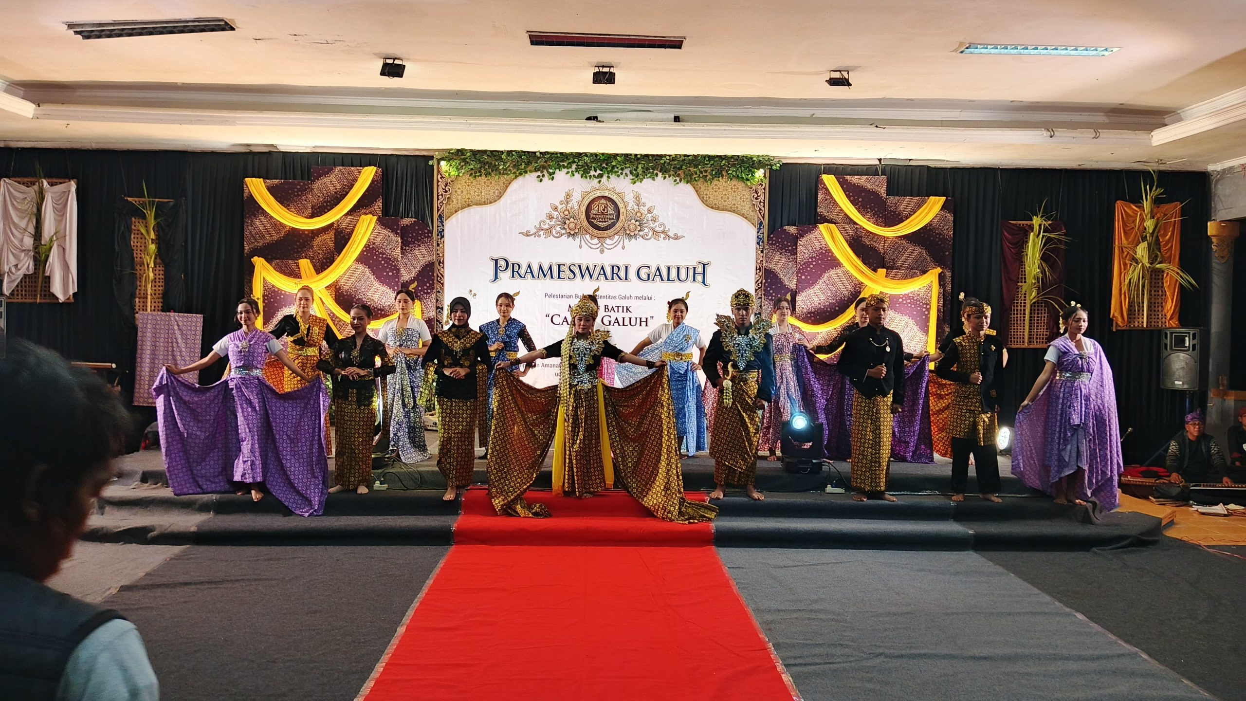 Peluncuran Batik Cakra Galuh dalam acara Sekar Cakra Galuh Rahayu di Astana Gede Kawali, Ciamis, Sabtu (11/7/2026) malam. Shotlist.id/Foto: Istimewa