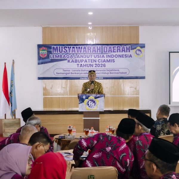 Bupati Ciamis Herdiat Sunarya saat membuka Musyawarah Daerah (Musda) III Lembaga Lanjut Usia Indonesia (LLI) Kabupaten Ciamis di Kecamatan Cijeungjing, Kamis (27/8/2026). Shotlist.id/Foto: FL