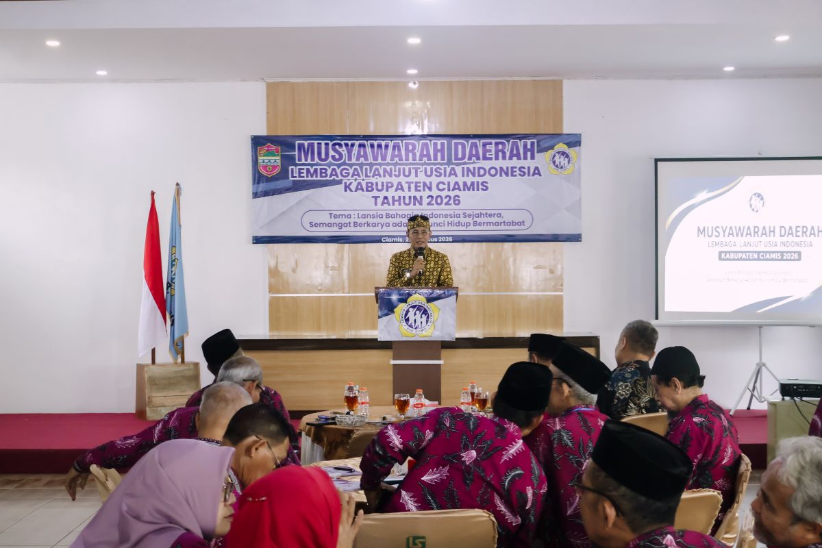 Bupati Ciamis Herdiat Sunarya saat membuka Musyawarah Daerah (Musda) III Lembaga Lanjut Usia Indonesia (LLI) Kabupaten Ciamis di Kecamatan Cijeungjing, Kamis (27/8/2026). Shotlist.id/Foto: FL