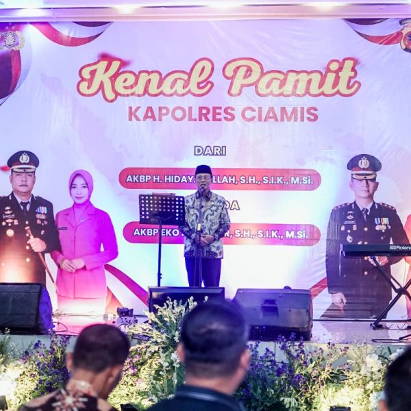 Bupati Ciamis Herdiat Sunarya menyampaikan sambutan pada acara Sertijab dan pisah sambut Kapolres Ciamis di Mapolres Ciamis, Senin (3/8/2026) malam. Shotlist.id/Foto: YT