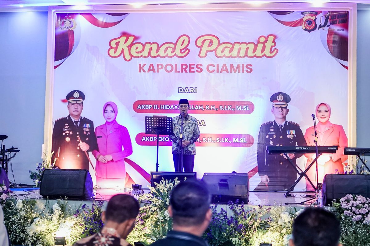 Bupati Ciamis Herdiat Sunarya menyampaikan sambutan pada acara Sertijab dan pisah sambut Kapolres Ciamis di Mapolres Ciamis, Senin (3/8/2026) malam. Shotlist.id/Foto: YT
