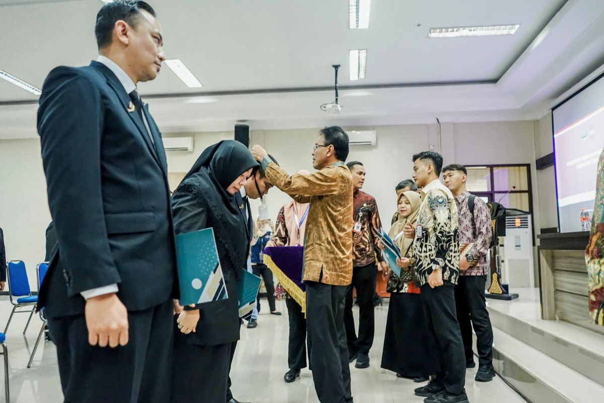 Bupati Ciamis Herdiat Sunarya menyerahkan penghargaan kepada peserta terbaik usai penutupan Pelatihan Kepemimpinan Administrator (PKA) Angkatan I Tahun 2026 di Aula BKPSDM Kabupaten Ciamis, Kamis (6/8/2026). Shotlist.id/Foto: FL