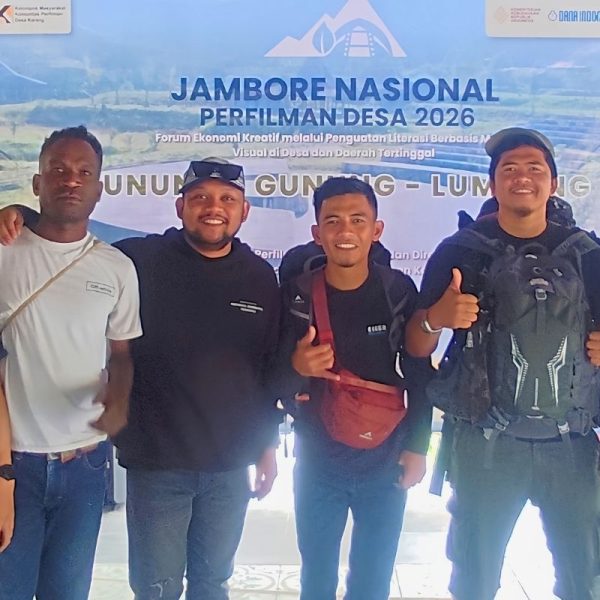 Ardiansyah Putra (tengah tas merah), pemuda asal Desa Ciomas, Kecamatan Panjalu, Kabupaten Ciamis, saat mengikuti Jambore Nasional Perfilman Desa 2026 di Kabupaten Karanganyar, Jawa Tengah. Foto: Dok. Pribadi/Shotlist.id