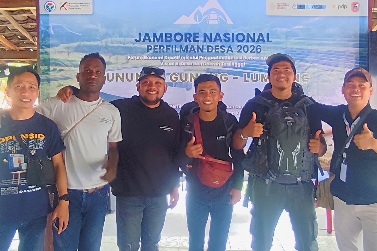 Ardiansyah Putra (tengah tas merah), pemuda asal Desa Ciomas, Kecamatan Panjalu, Kabupaten Ciamis, saat mengikuti Jambore Nasional Perfilman Desa 2026 di Kabupaten Karanganyar, Jawa Tengah. Foto: Dok. Pribadi/Shotlist.id