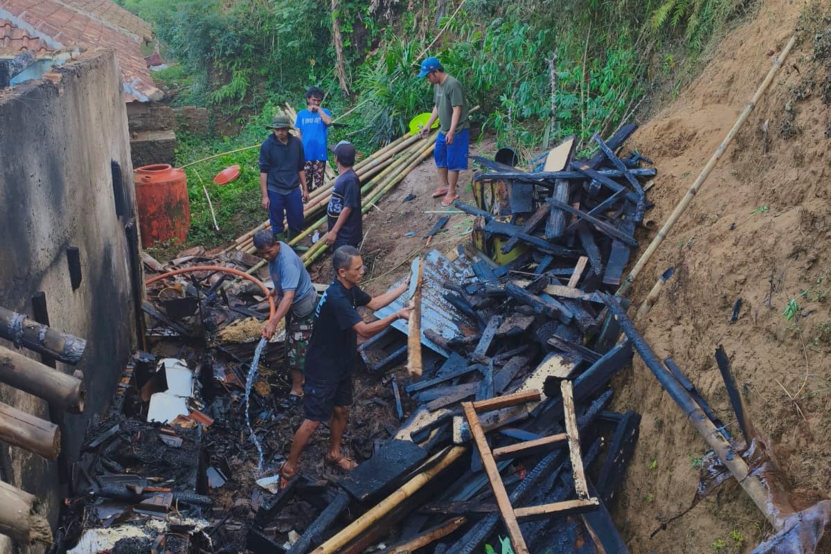 Petugas WMK Kawali bersama warga memadamkan kebakaran rumah milik Ade Herdiansyah di Dusun Bojongsari, Desa Cibeureum, Kecamatan Sukamantri, Kabupaten Ciamis, Rabu (5/8/2026). Shotlist.id/Foto: Yuni Widiawati