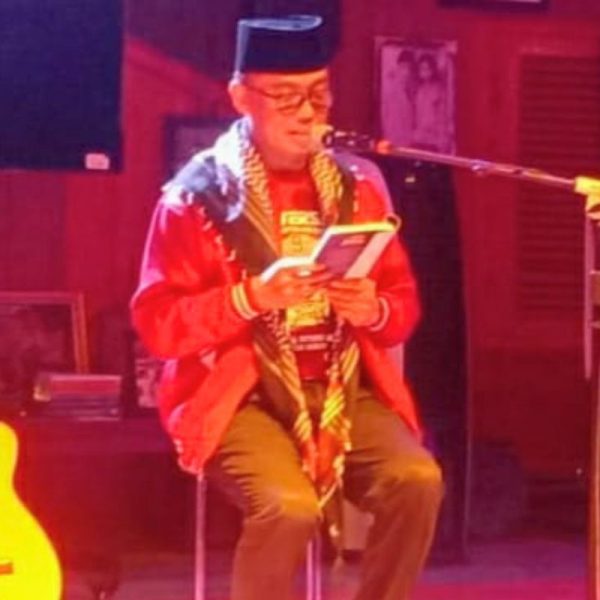 KH. Dr. Fadlil Yani Ainusyamsi (Ang Icep) saat meluncurkan buku Antologi Badai dalam kegiatan Tafakur dan Meditasi Puisi di Joglosono Pondok Pesantren Darussalam Ciamis, Rabu (5/8/2026) malam. Shotlist.id/Foto: Nank Irawan