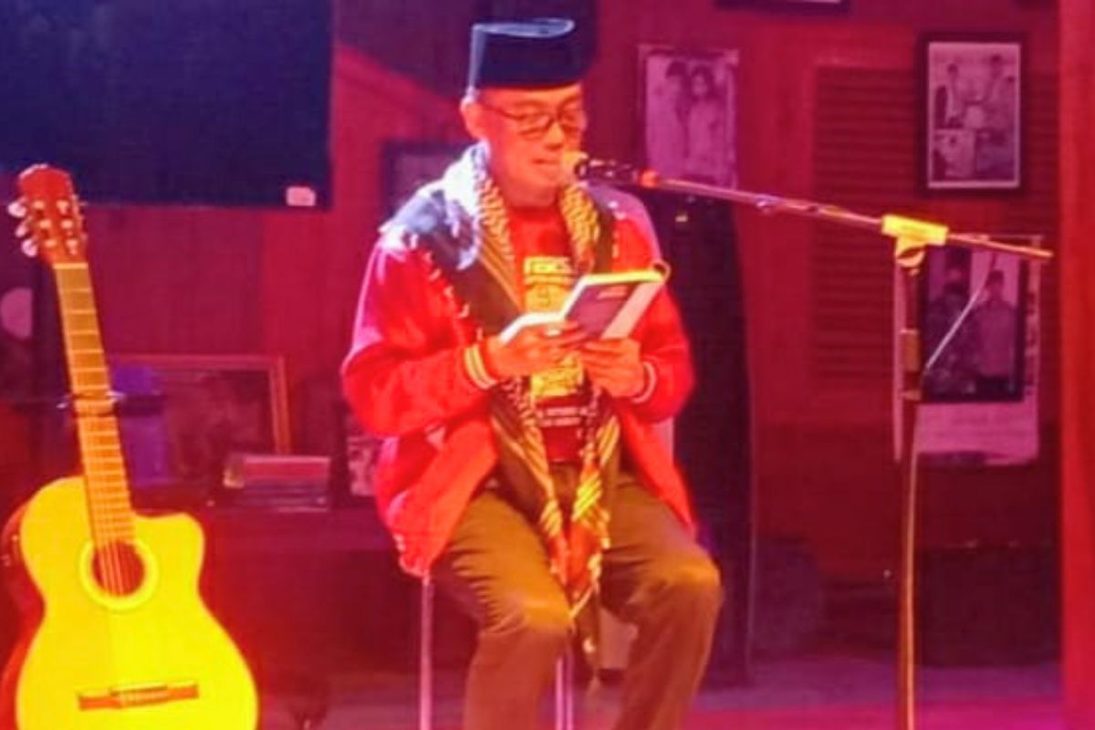 KH. Dr. Fadlil Yani Ainusyamsi (Ang Icep) saat meluncurkan buku Antologi Badai dalam kegiatan Tafakur dan Meditasi Puisi di Joglosono Pondok Pesantren Darussalam Ciamis, Rabu (5/8/2026) malam. Shotlist.id/Foto: Nank Irawan