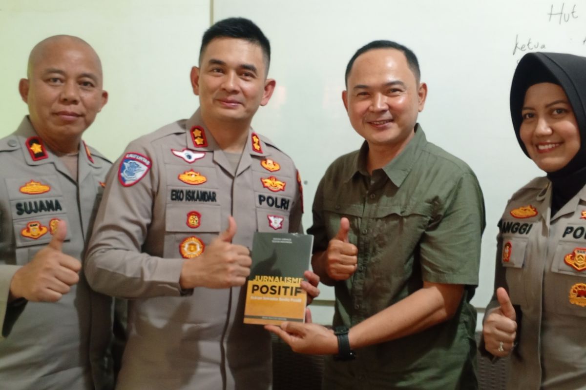 Kapolres Ciamis AKBP Eko Iskandar bersama jajaran Polres Ciamis saat bersilaturahmi dengan pengurus dan anggota IJTI Galuh Raya di Sekretariat IJTI Pengda Galuh Raya, Ciamis, Kamis (6/8/2026). Shotlist.id/Foto: Agus Berrie