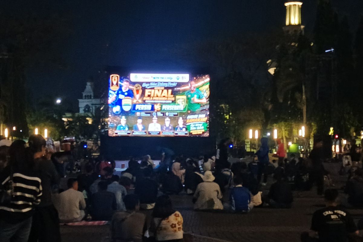 Bobotoh dari Ciamis, Kota Banjar, dan Kabupaten Tasikmalaya memadati Alun-alun Ciamis saat mengikuti nonton bareng final Piala Presiden 2026 antara Persib Bandung melawan Persebaya Surabaya, Kamis (6/8/2026) malam. Shotlist.id/Foto: FL