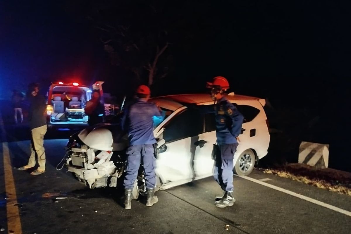 Petugas UPTD Damkar Ciamis bersama personel Polsek Pamarican mengevakuasi Daihatsu Sigra yang mengalami kecelakaan tunggal setelah menabrak pembatas jalan di Dusun Tamansari, Desa Kertahayu, Kecamatan Pamarican, Jumat (7/8/2026) dini hari. Shotlist.id/Foto: Istimewa