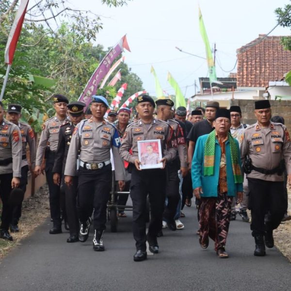 Prosesi pemakaman kedinasan IPTU Purwahyo Tulus Widodo di TPU Burujul, Kelurahan Sindangrasa, Kecamatan Ciamis, Jumat (7/8/2026). Shotlist.id/Foto: FL